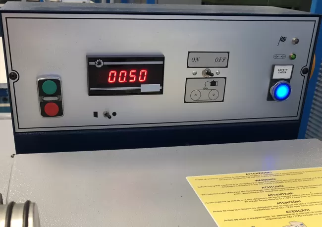 Laboratory Cutting / Splitting Machine for Finished Rubber Samples Features